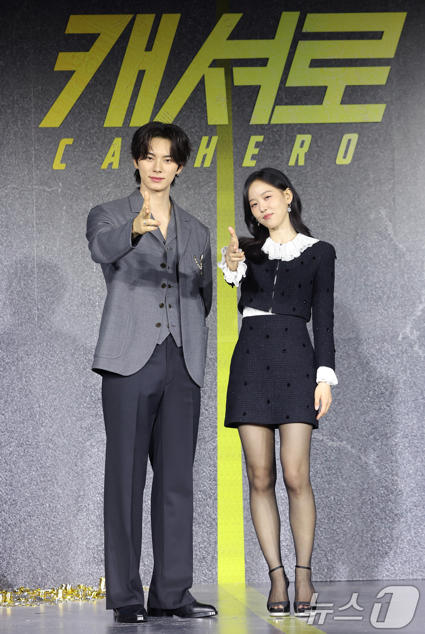 (서울=뉴스1) 권현진 기자 = 배우 이채민과 강한나(오른쪽)가 22일 서울 강남구 웨스틴 서울 파르나스에서 열린 넷플릭스 시리즈 '캐셔로' 제작발표회에 참석해 포즈를 취하고 있다 …