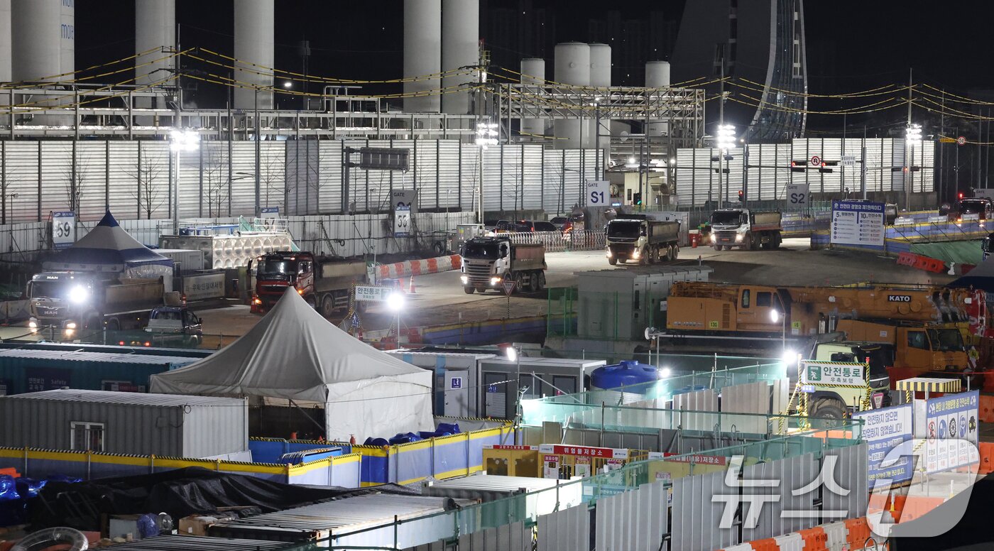 본문 이미지 - 22일 오전  6시쯤 경기 평택시 삼성전자 평택캠퍼스 5공장(P5)으로 공차 차량이 들어가고 있다. 2025.12.22/뉴스1 ⓒ News1 김영운 기자