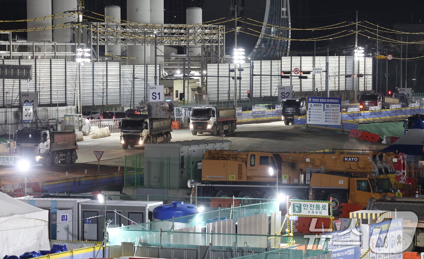 본문 이미지 - 22일 오전 경기 평택시 삼성전자 평택캠퍼스 5공장(P5)으로 공차 차량이 들어가고 있다. ⓒ News1 김영운 기자