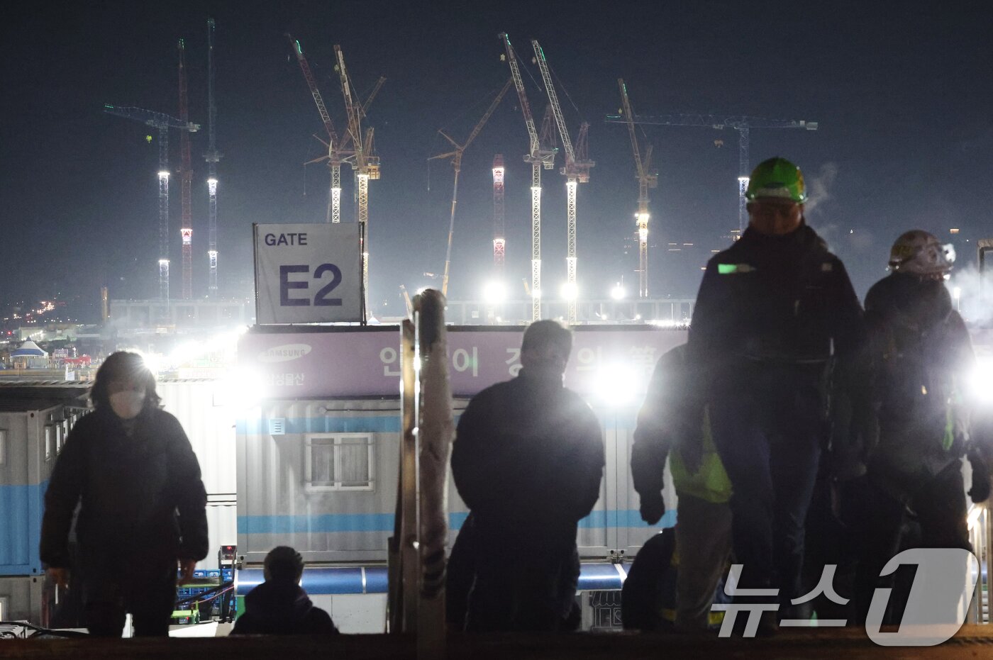 본문 이미지 - 22일 오전 경기 평택시 삼성전자 평택캠퍼스 4공장(P4)으로 출근하는 근로자들 뒤로 현재 공사 중인 5공장(P5)의 모습이 보이고 있다. ⓒ News1 김영운 기자