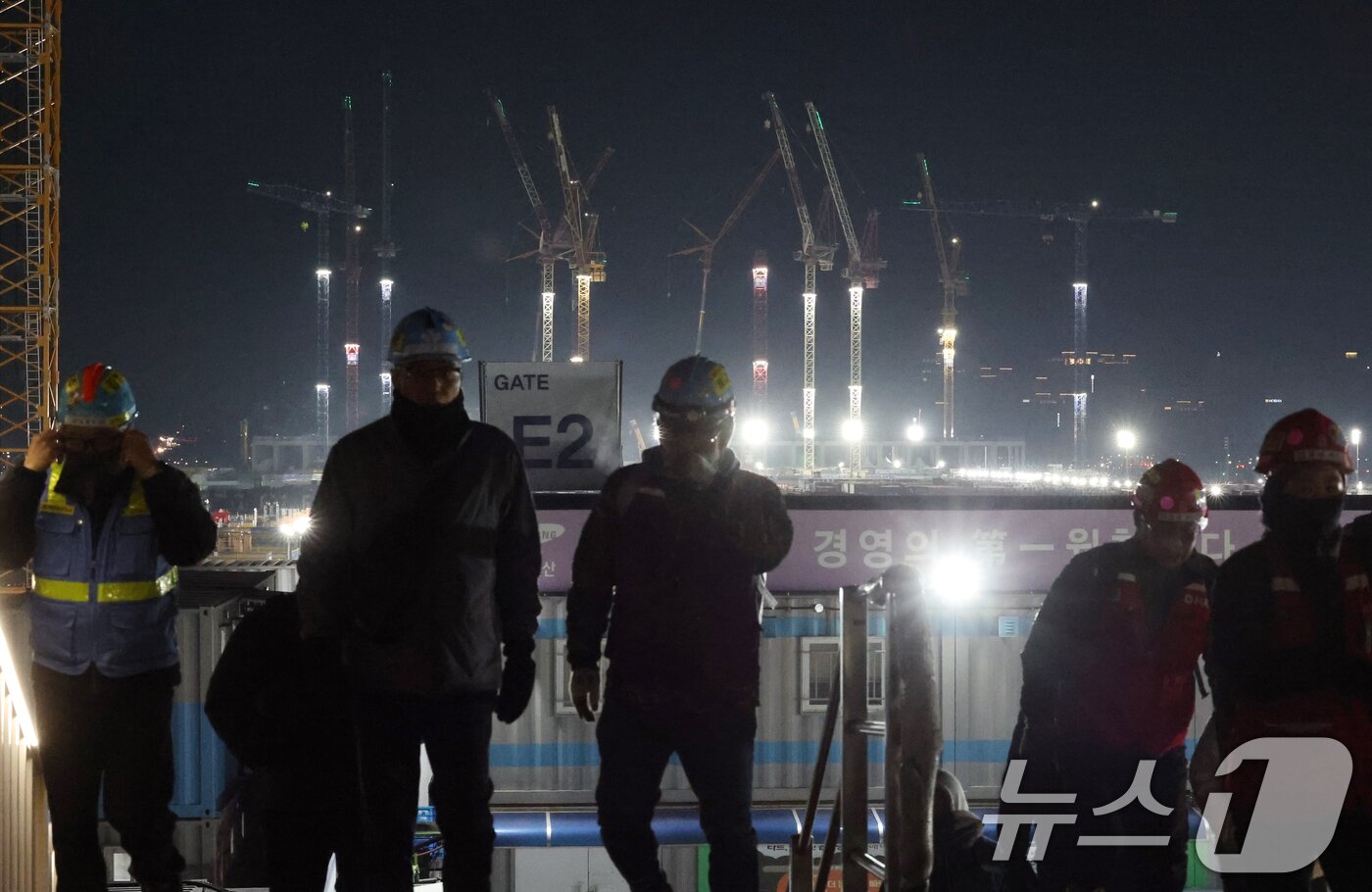 본문 이미지 - 22일 오전 경기 평택시 삼성전자 평택캠퍼스 4공장(P4)으로 출근하는 근로자들 뒤로 현재 공사 중인 5공장(P5)의 모습이 보이고 있다. ⓒ 뉴스1 김영운 기자