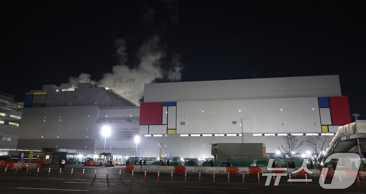 본문 이미지 - 22일 오전 경기 평택시 삼성전자 평택캠퍼스 4공장(P4)의 모습. 2025.12.22 ⓒ 뉴스1 김영운 기자