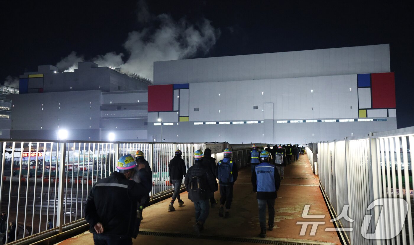 본문 이미지 - 22일 오전 경기 평택시 삼성전자 평택캠퍼스 4공장(P4)으로 근로자들이 출근을 하고 있다. 2025.12.22 ⓒ 뉴스1 김영운 기자 (사진은 기사 내용과 무관함) / 뉴스1 ⓒ News1