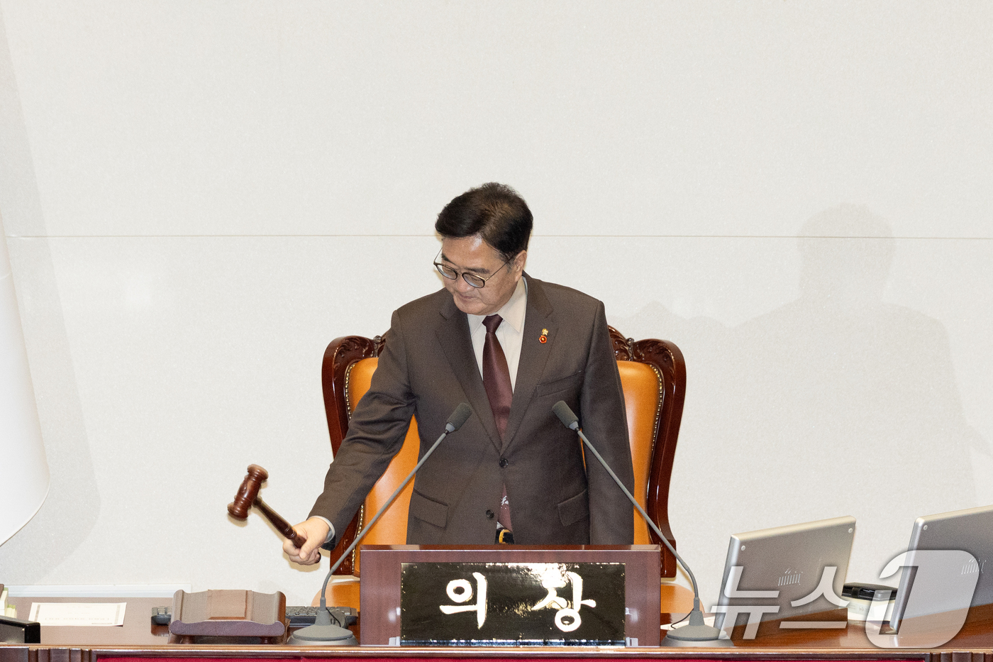(서울=뉴스1) 이승배 기자 = 22일 서울 여의도 국회에서 열린 제430회국회(임시회) 제2차 본회의에서 우원식 국회의장이 의사봉을 두드리고 있다. 2025.12.22/뉴스1