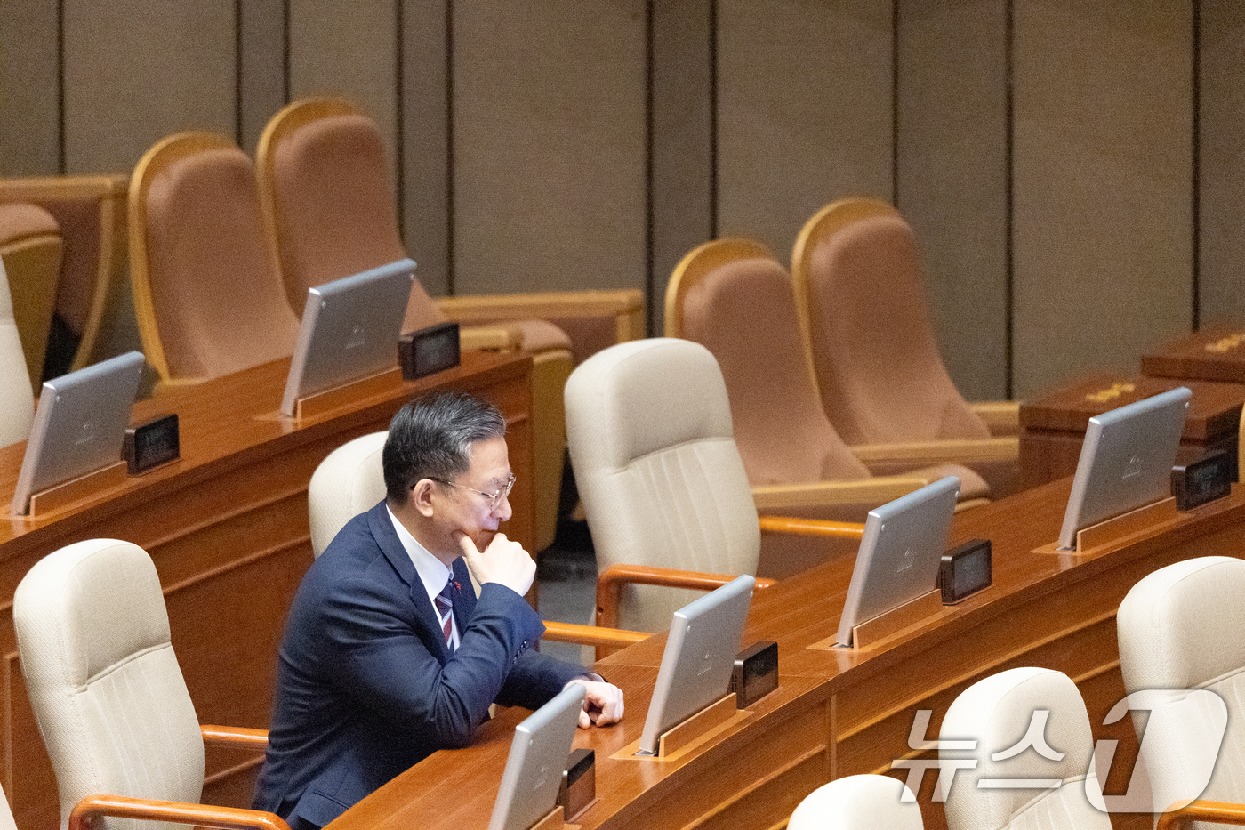 (서울=뉴스1) 이승배 기자 = 22일 서울 여의도 국회에서 열린 제430회국회(임시회) 제2차 본회의에서 정성호 법무부 장관이 생각에 잠겨있다. 2025.12.22/뉴스1