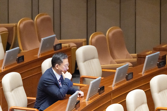 생각 잠긴 정성호 장관