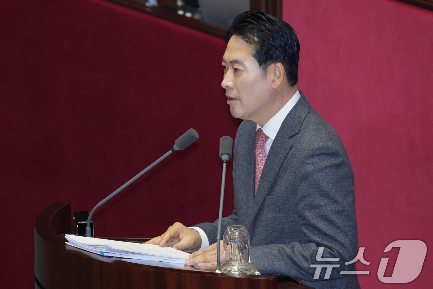 (서울=뉴스1) 신웅수 기자 = 장동혁 국민의힘 대표가 22일 서울 여의도 국회에서 열린 제430회국회(임시회) 제2차 본회의에서 '12·3 윤석열 비상계엄 등에 대한 전담재판부 …