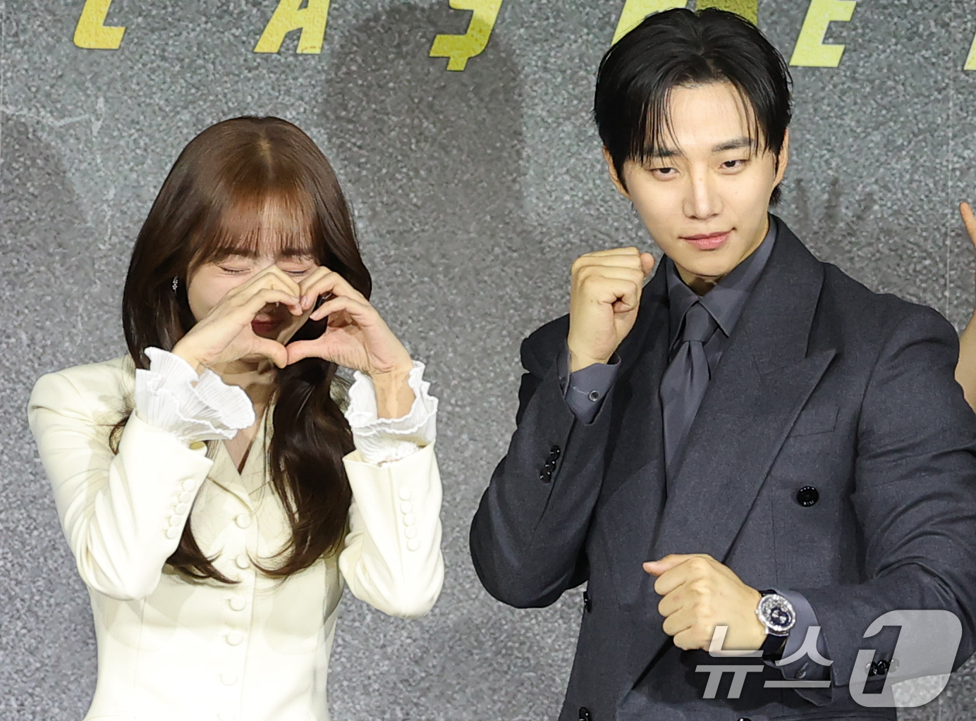 (서울=뉴스1) 권현진 기자 = 배우 김혜준과 이준호(오른쪽)가 22일 서울 강남구 웨스틴 서울 파르나스에서 열린 넷플릭스 시리즈 '캐셔로' 제작발표회에 참석해 포즈를 취하고 있다 …