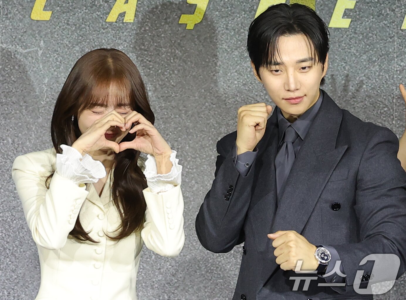 본문 이미지 - 배우 김혜준과 이준호(오른쪽)가 22일 서울 강남구 웨스틴 서울 파르나스에서 열린 넷플릭스 시리즈 '캐셔로' 제작발표회에 참석해 포즈를 취하고 있다. '캐셔로'는 결혼자금, 집값에 허덕이는 월급쟁이 '상웅'이 손에 쥔 돈만큼 힘이 강해지는 능력을 얻게 되며, 생활비와 초능력 사이에서 흔들리는 생활밀착형 내돈내힘 히어로물이다. 2025.12.22/뉴스1 ⓒ News1 권현진 기자