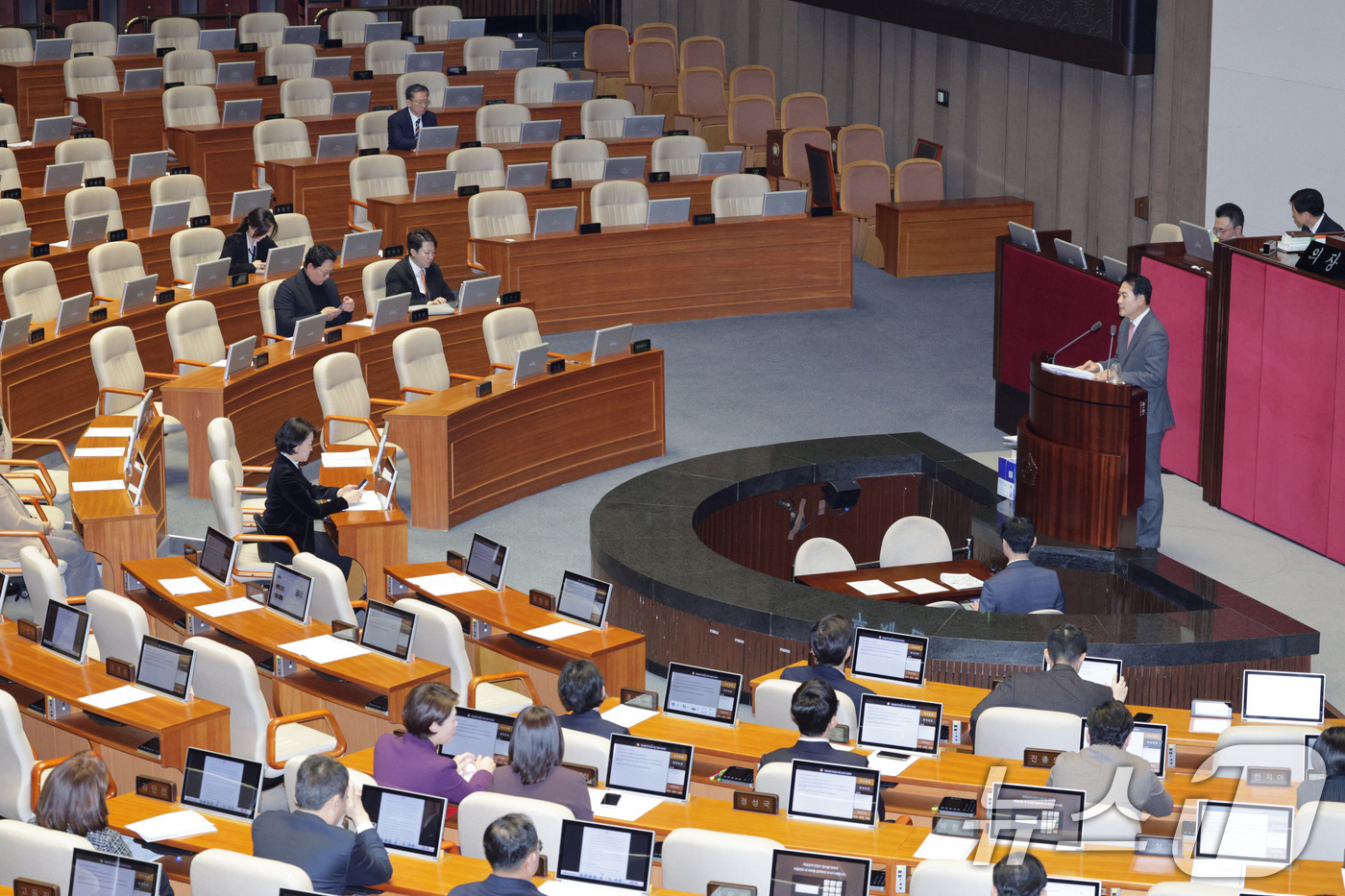 (서울=뉴스1) 신웅수 기자 = 장동혁 국민의힘 대표가 22일 서울 여의도 국회에서 열린 제430회국회(임시회) 제2차 본회의에서 '12·3 윤석열 비상계엄 등에 대한 전담재판부 …