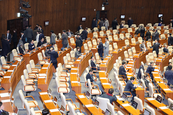 본회의장 나서는 민주당