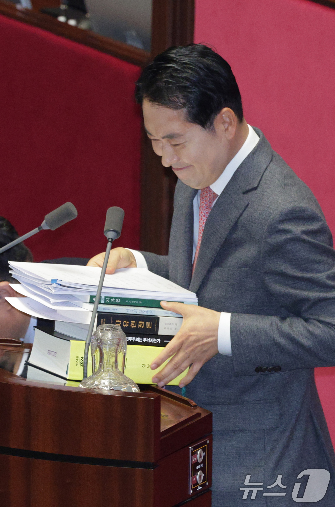 (서울=뉴스1) 신웅수 기자 = 장동혁 국민의힘 대표가 22일 서울 여의도 국회에서 열린 제430회국회(임시회) 제2차 본회의에서 '12·3 윤석열 비상계엄 등에 대한 전담재판부 …