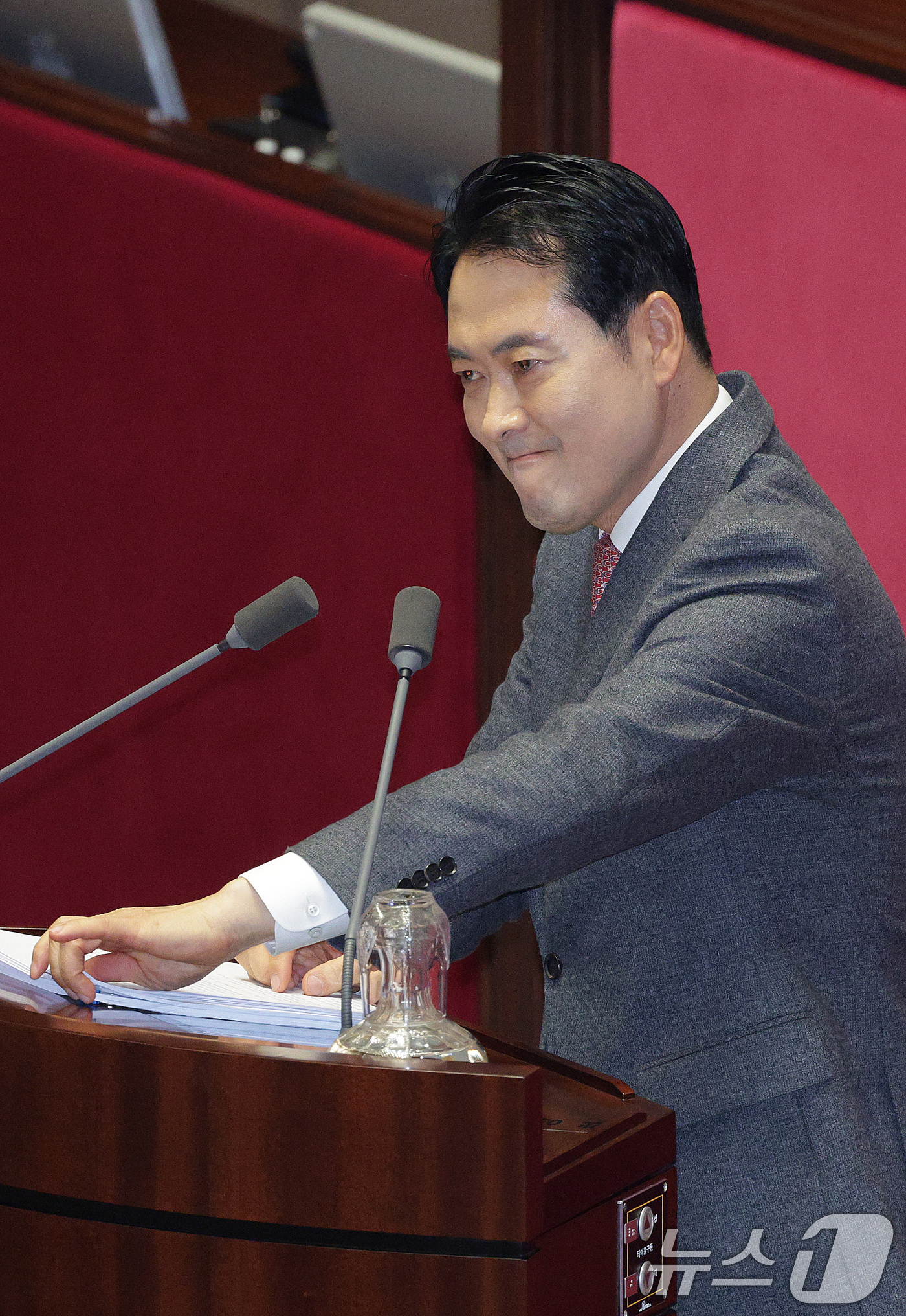 (서울=뉴스1) 신웅수 기자 = 장동혁 국민의힘 대표가 22일 서울 여의도 국회에서 열린 제430회국회(임시회) 제2차 본회의에서 '12·3 윤석열 비상계엄 등에 대한 전담재판부 …