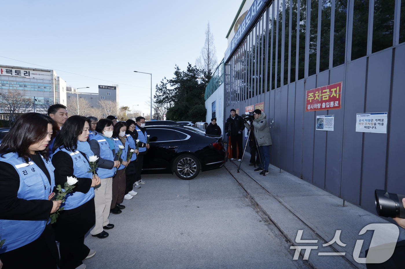 (광주=뉴스1) 김태성 기자 = 12·29 무안공항 제주항공 참사 유가족이 22일 오전 광주대표도서관 참사현장을 찾아 헌화와 추모의 시간을 갖고 있다. 2025.12.22/뉴스1