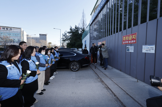 광주도서관 참사 현장 헌화