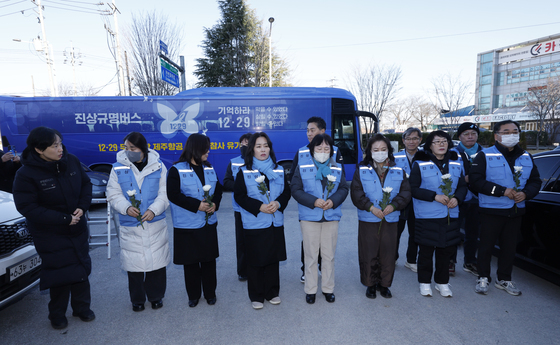 광주 도서관 참사현장에서 헌화하는 여객기 참사 유가족