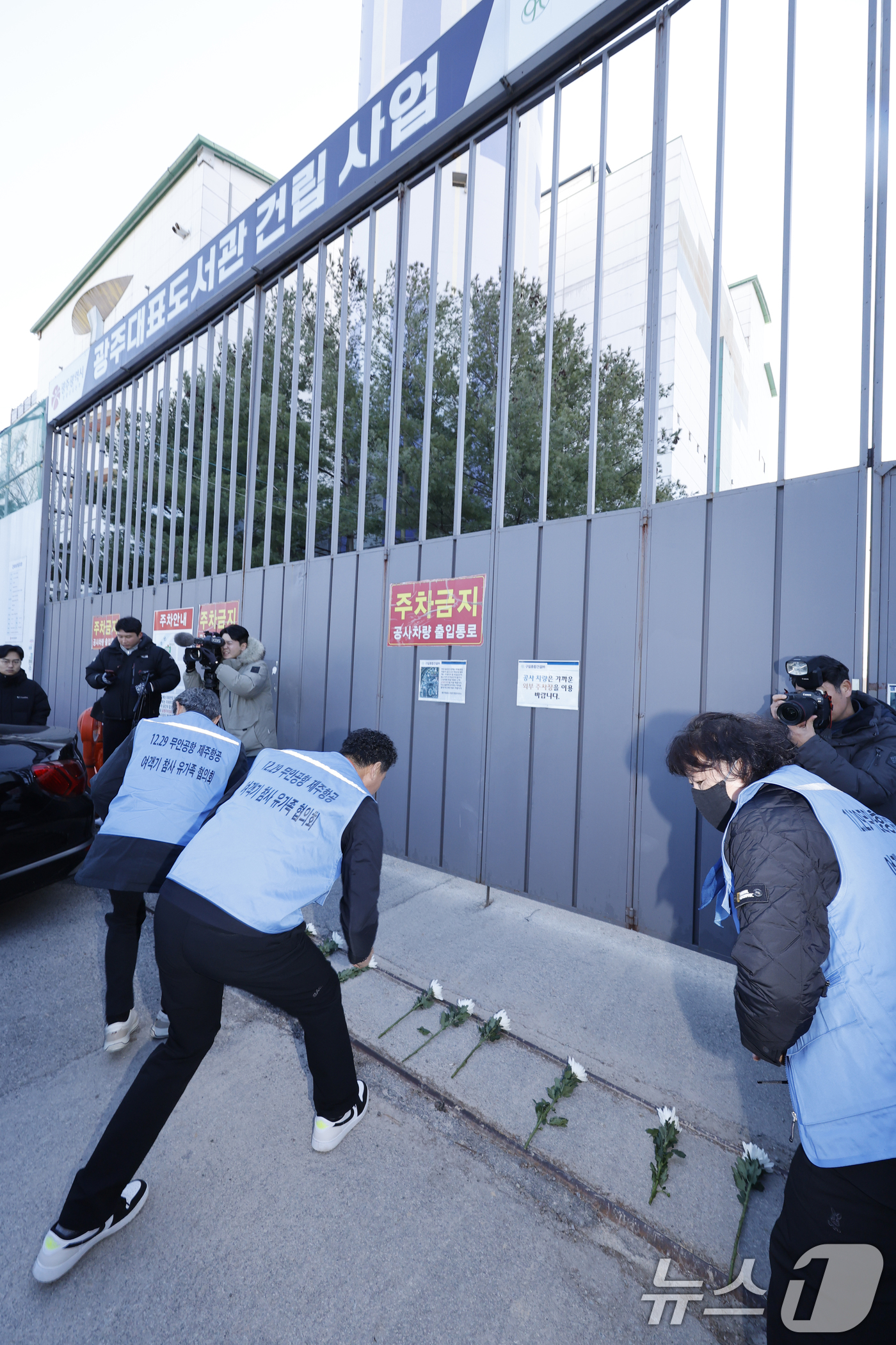 (광주=뉴스1) 김태성 기자 = 12·29 무안공항 제주항공 참사 유가족이 22일 오전 광주대표도서관 참사현장을 찾아 헌화와 추모의 시간을 갖고 있다. 2025.12.22/뉴스1