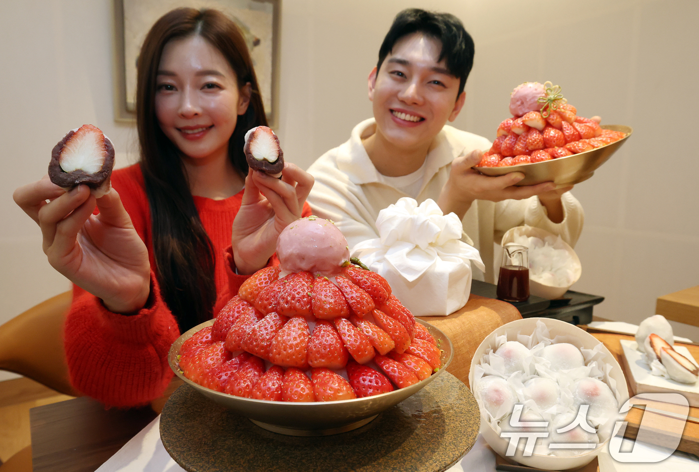 (서울=뉴스1) 오대일 기자 = 신세계백화점 모델들이 22일 서울 중구 신세계백화점 본점 하우스오브신세계 디저트살롱에서 '붉은 말'의 해를 맞아 제철 딸기의 풍미를 담아낸 딸기 찹 …