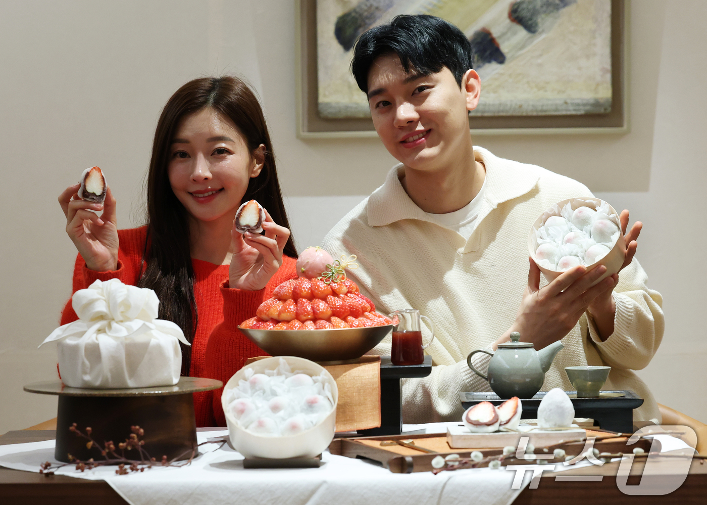 (서울=뉴스1) 오대일 기자 = 신세계백화점 모델들이 22일 서울 중구 신세계백화점 본점 하우스오브신세계 디저트살롱에서 '붉은 말'의 해를 맞아 제철 딸기의 풍미를 담아낸 딸기 찹 …