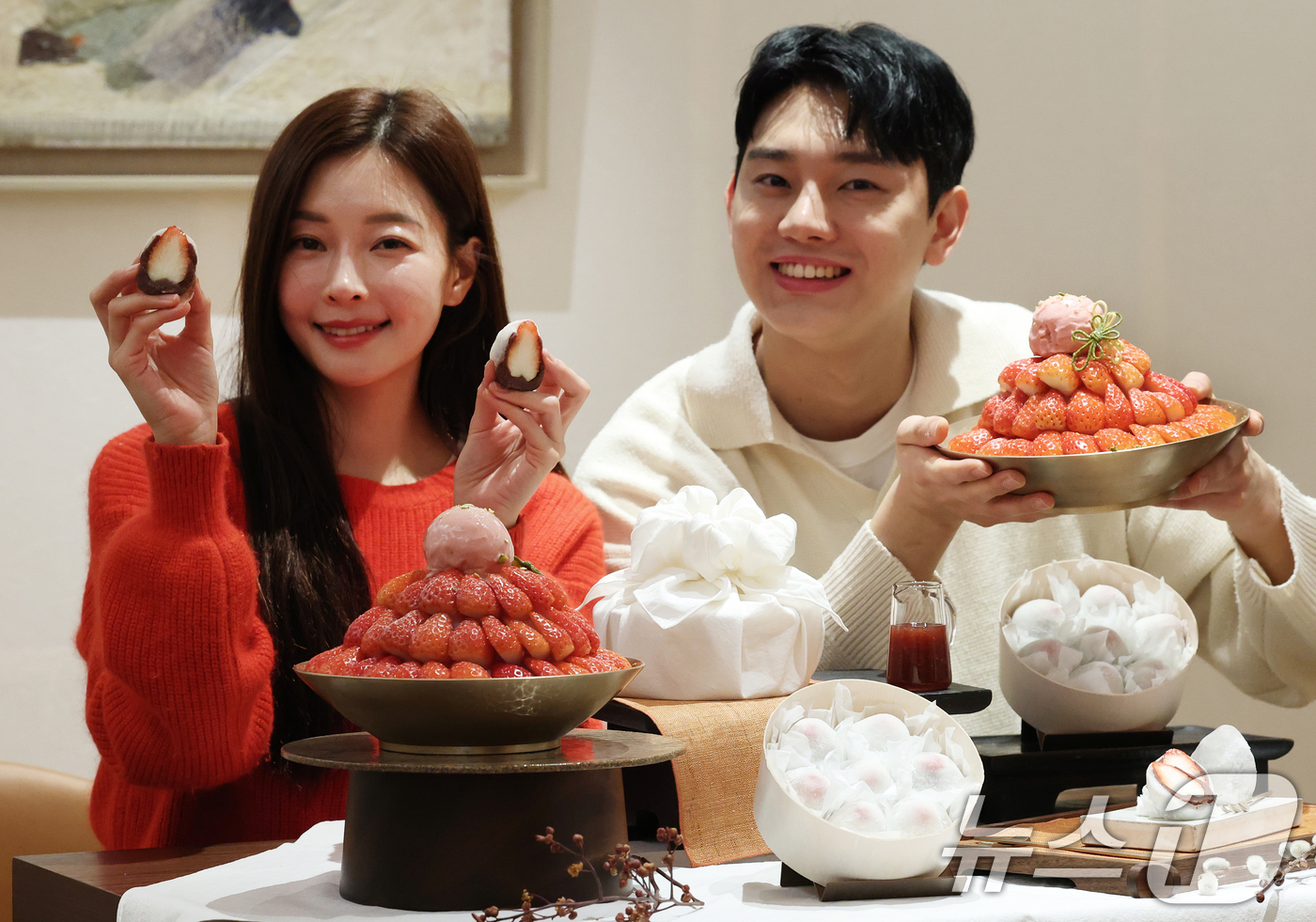 (서울=뉴스1) 오대일 기자 = 신세계백화점 모델들이 22일 서울 중구 신세계백화점 본점 하우스오브신세계 디저트살롱에서 '붉은 말'의 해를 맞아 제철 딸기의 풍미를 담아낸 딸기 찹 …