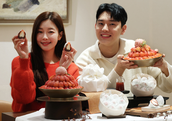 제철 과일 풍미 담긴 딸기 찹살떡과 딸기 빙수