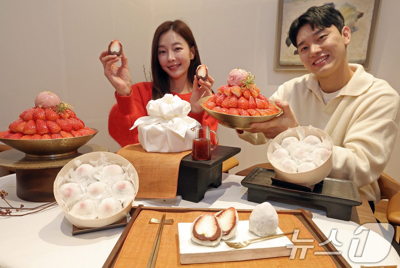 (서울=뉴스1) 오대일 기자 = 신세계백화점 모델들이 22일 서울 중구 신세계백화점 본점 하우스오브신세계 디저트살롱에서 '붉은 말'의 해를 맞아 제철 딸기의 풍미를 담아낸 딸기 찹 …