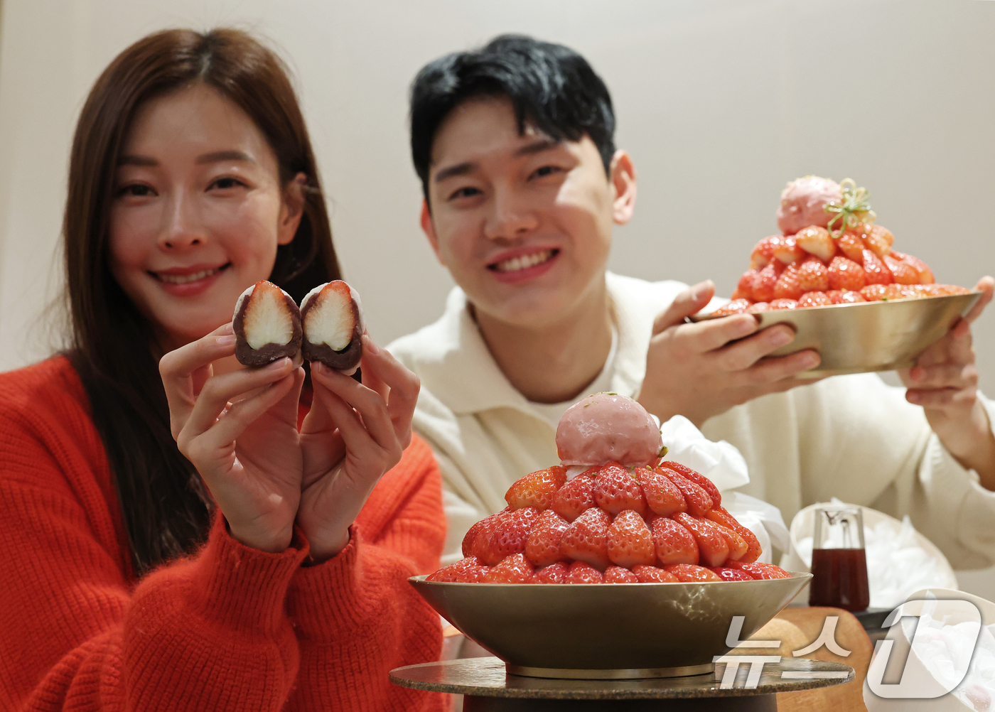 (서울=뉴스1) 오대일 기자 = 신세계백화점 모델들이 22일 서울 중구 신세계백화점 본점 하우스오브신세계 디저트살롱에서 '붉은 말'의 해를 맞아 제철 딸기의 풍미를 담아낸 딸기 찹 …