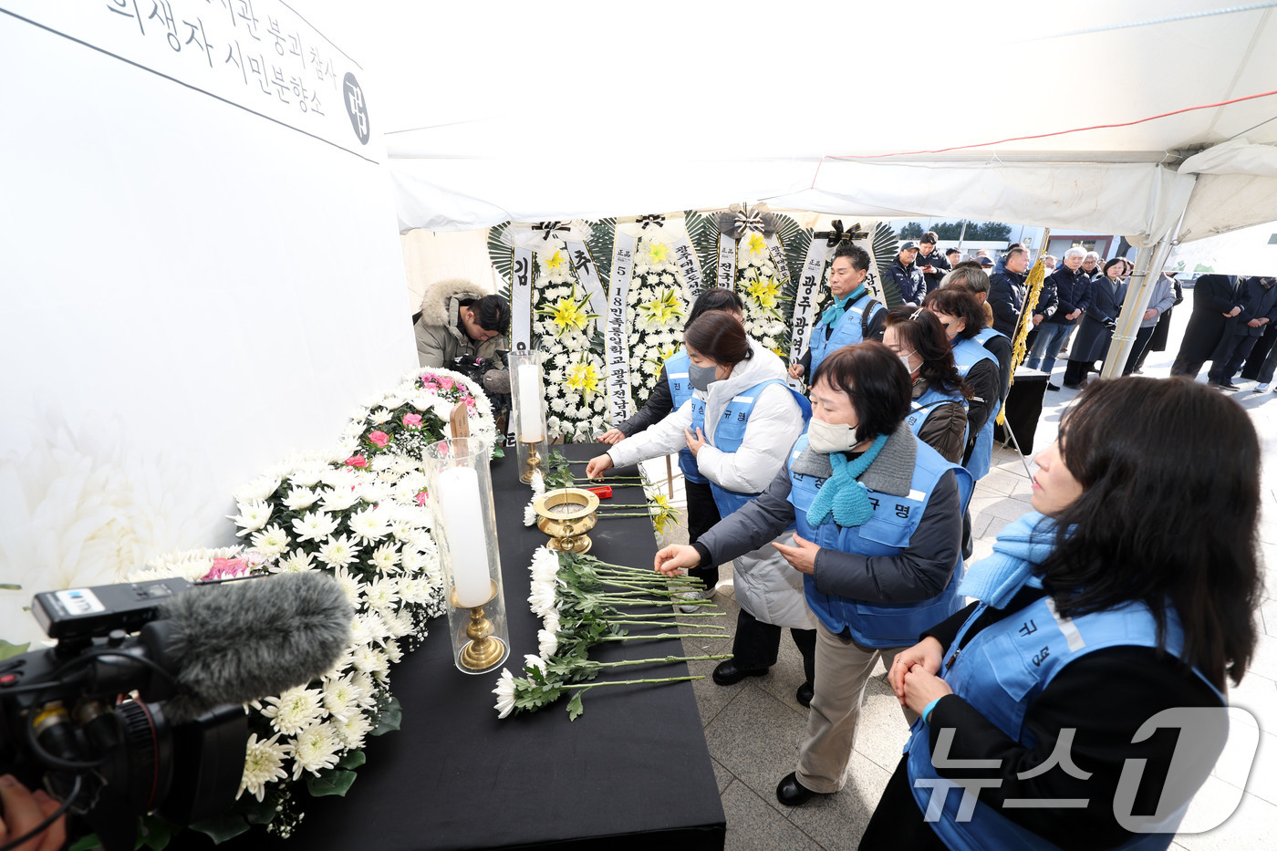 (광주=뉴스1) 이승현 기자 = 12·29 무안공항 제주항공 여객기참사 유가족협의회가 22일 오전 광주 동구 5·18민주광장에 마련된 '광주대표도서관 붕괴 참사 희생자 시민 분향소 …