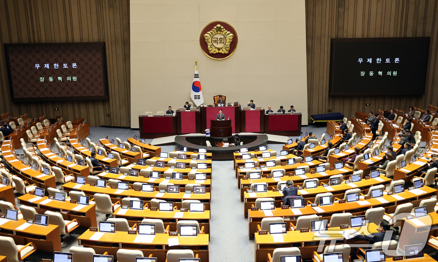 (서울=뉴스1) 이승배 기자 = 22일 서울 여의도 국회에서 열린 제430회국회(임시회) 제2차 본회의에서 장동혁 국민의힘 대표가 12·3 윤석열 비상계엄 등에 대한 전담재판부 설 …