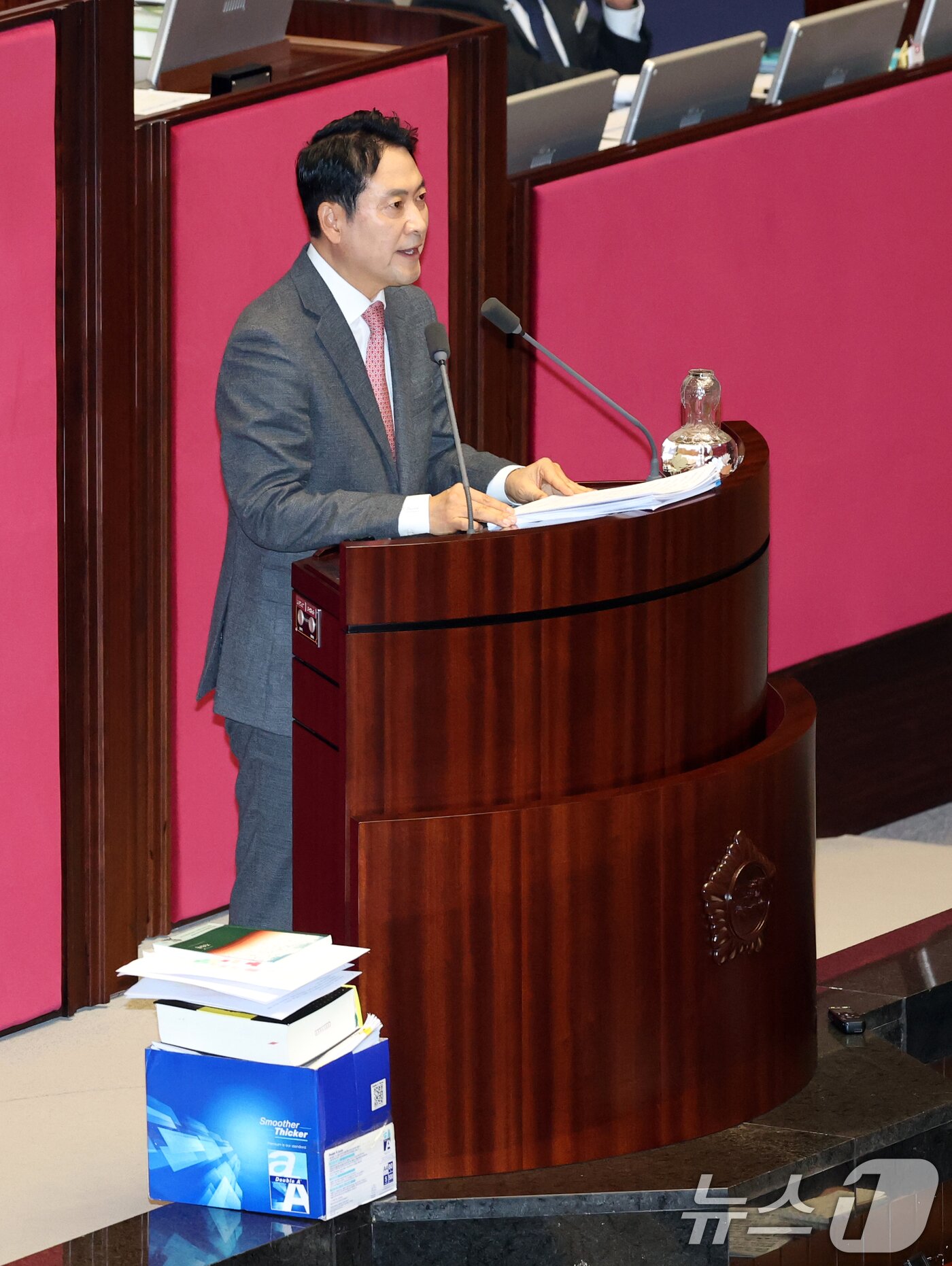 본문 이미지 - 22일 서울 여의도 국회에서 열린 제430회국회(임시회) 제2차 본회의에서 장동혁 국민의힘 대표가 12·3 윤석열 비상계엄 등에 대한 전담재판부 설치 및 제보자 보호 등에 관한 특별법안(대안)에 대한 무제한토론(필리버스터)을 하고 있다. 2025.12.22/뉴스1 ⓒ News1 이승배 기자