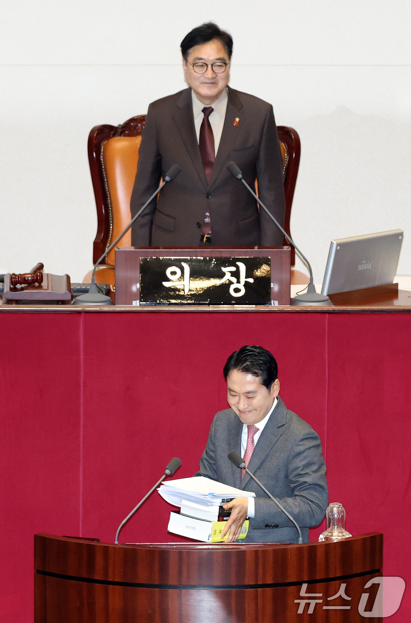 (서울=뉴스1) 이승배 기자 = 22일 서울 여의도 국회에서 열린 제430회국회(임시회) 제2차 본회의에서 장동혁 국민의힘 대표가 12·3 윤석열 비상계엄 등에 대한 전담재판부 설 …