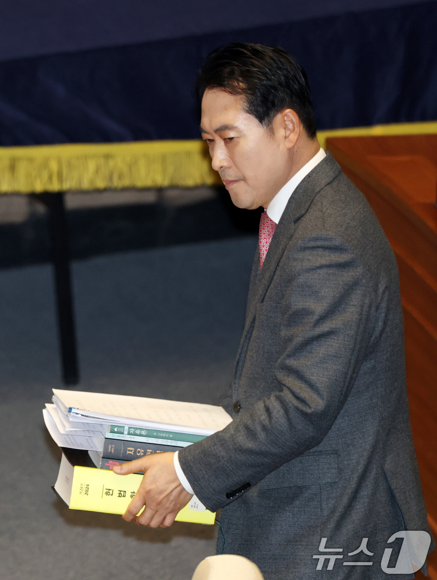 (서울=뉴스1) 이승배 기자 = 22일 서울 여의도 국회에서 열린 제430회국회(임시회) 제2차 본회의에서 장동혁 국민의힘 대표가 12·3 윤석열 비상계엄 등에 대한 전담재판부 설 …