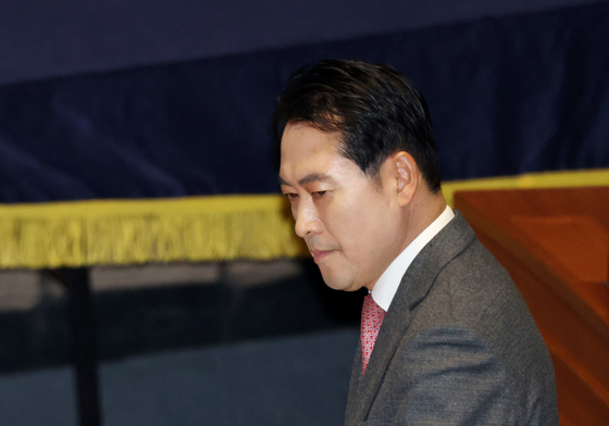 헌법학 책 들고 무제한 토론하는 장동혁 대표