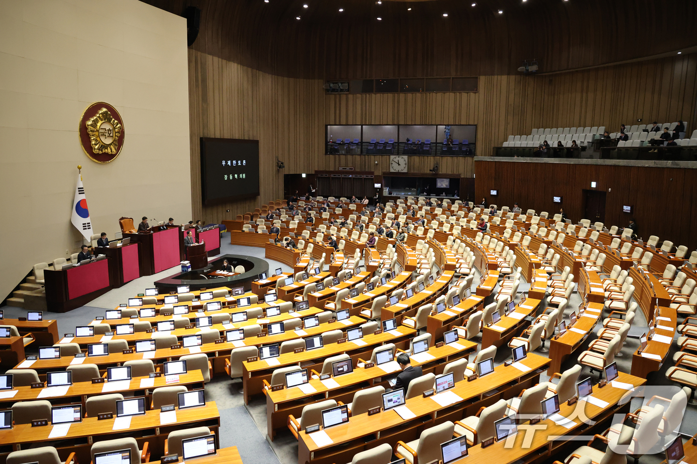 (서울=뉴스1) 이승배 기자 = 22일 서울 여의도 국회에서 열린 제430회국회(임시회) 제2차 본회의에서 장동혁 국민의힘 대표가 12·3 윤석열 비상계엄 등에 대한 전담재판부 설 …