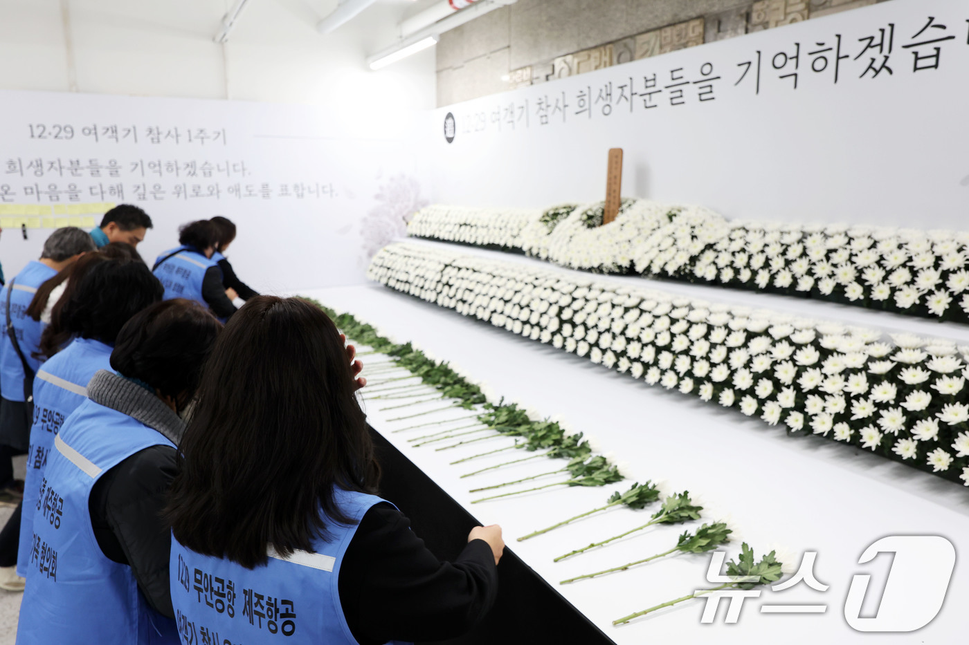 (광주=뉴스1) 이승현 기자 = 12·29 무안공항 제주항공 여객기참사 유가족협의회가 22일 오전 광주 동구 전일빌딩245에 마련된 여객기참사 시민분향소에서 헌화하고 있다. 202 …