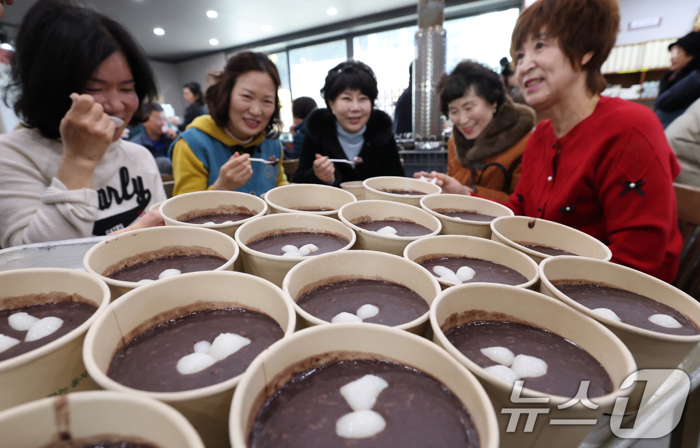 (대전=뉴스1) 김기태 기자 = 절기상 동지(冬至)인 22일 대전 유성구 신흥사에서 신도들이 동지 팥죽을 먹고 있다. 이날 신흥사는 동지 팥죽 3000 그릇 나눔행사를 진행했다. …