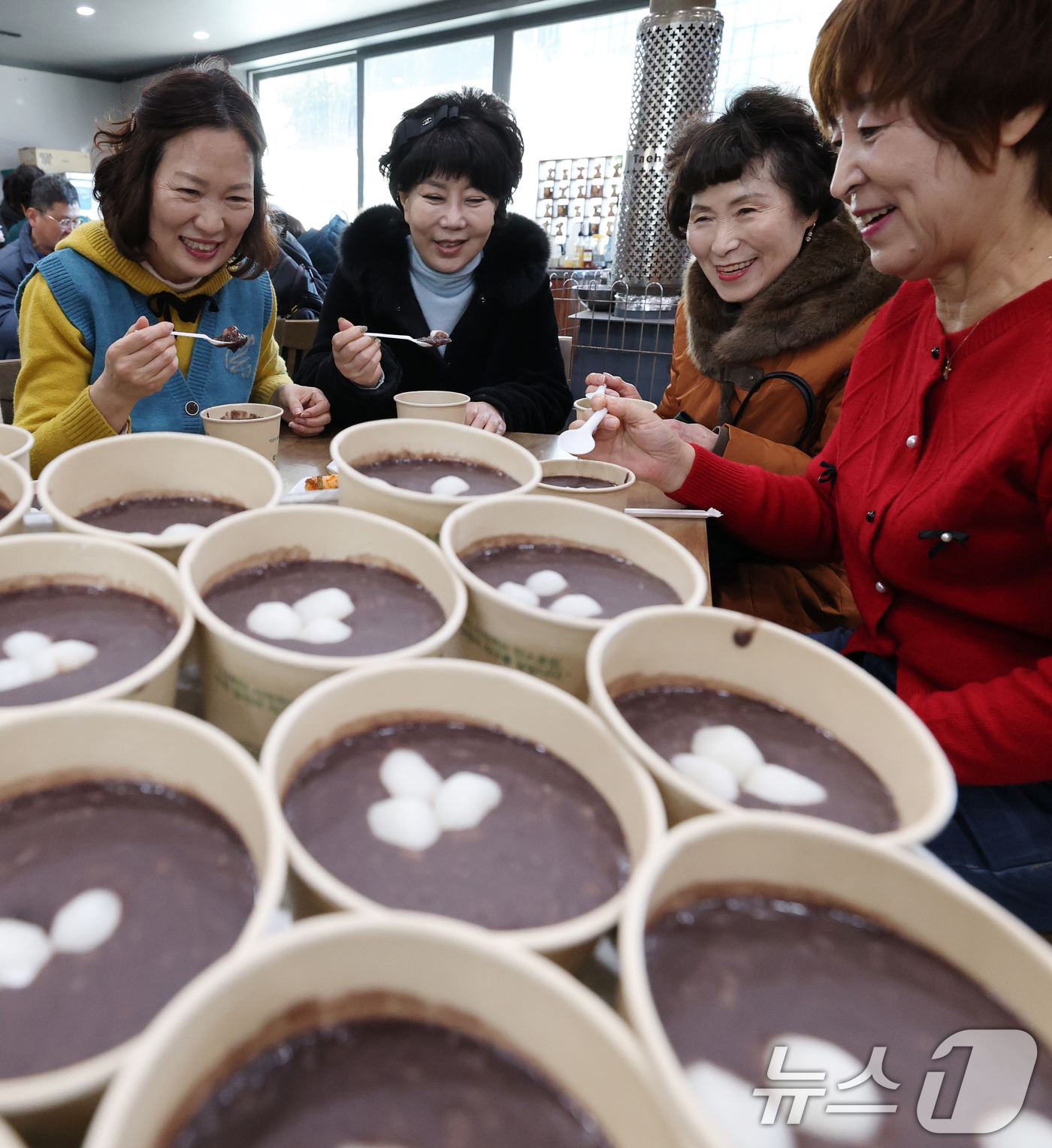 (대전=뉴스1) 김기태 기자 = 절기상 동지(冬至)인 22일 대전 유성구 신흥사에서 신도들이 동지 팥죽을 먹고 있다. 이날 신흥사는 동지 팥죽 3000 그릇 나눔행사를 진행했다. …