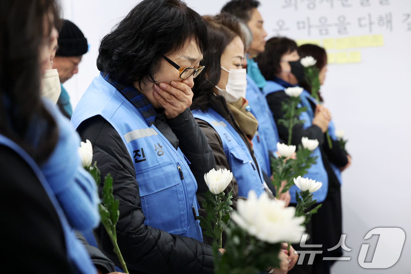 (광주=뉴스1) 이승현 기자 = 12·29 무안공항 제주항공 여객기참사 유가족협의회가 22일 오전 광주 동구 전일빌딩245에 마련된 여객기참사 시민분향소에서 눈시울을 붉히고 있다. …