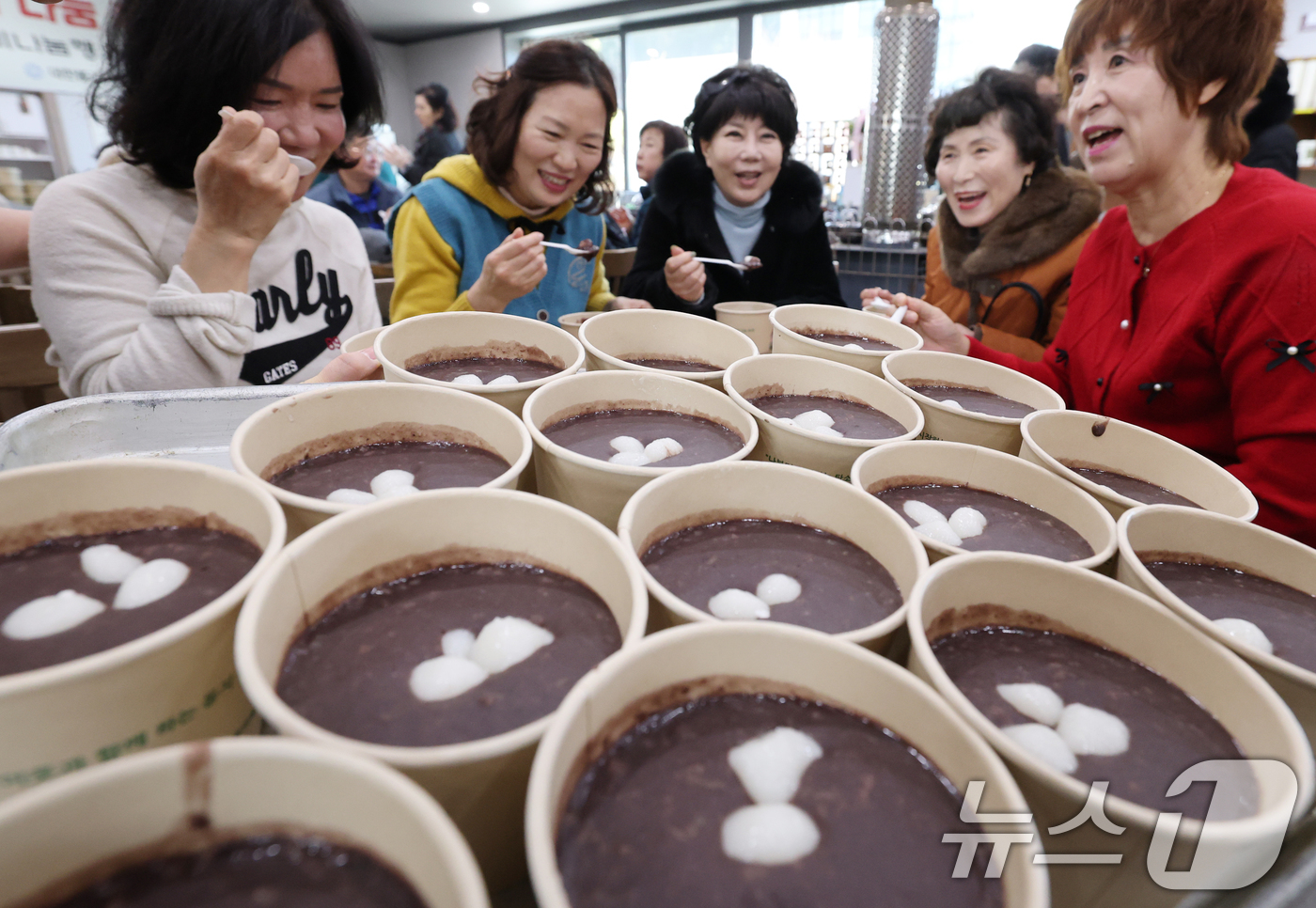 (대전=뉴스1) 김기태 기자 = 절기상 동지(冬至)인 22일 대전 유성구 신흥사에서 신도들이 동지 팥죽을 먹고 있다. 이날 신흥사는 동지 팥죽 3000 그릇 나눔행사를 진행했다. …