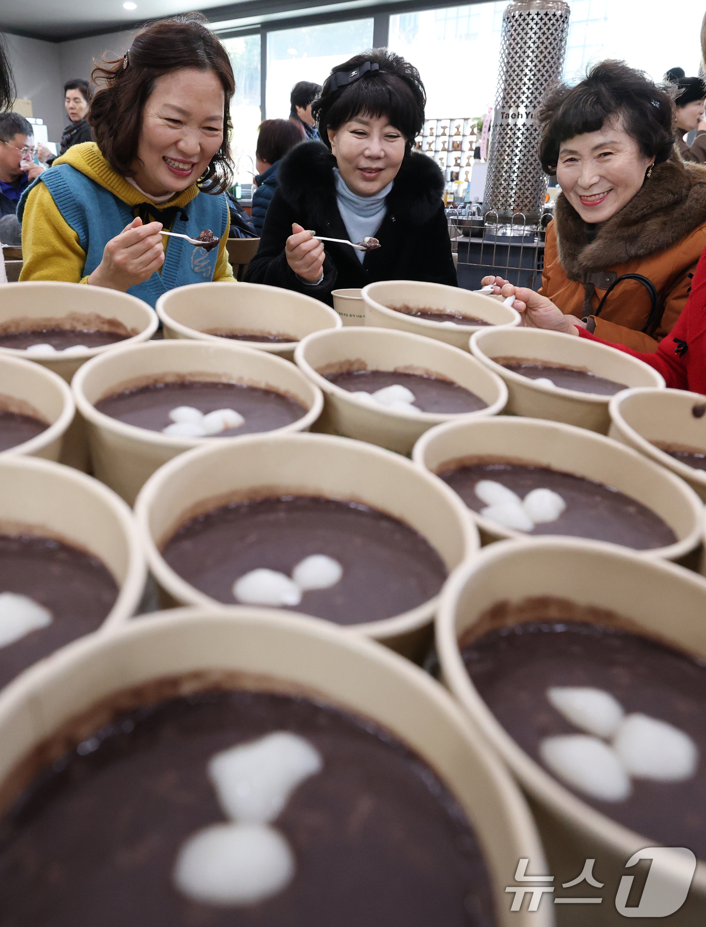 (대전=뉴스1) 김기태 기자 = 절기상 동지(冬至)인 22일 대전 유성구 신흥사에서 신도들이 동지 팥죽을 먹고 있다. 이날 신흥사는 동지 팥죽 3000 그릇 나눔행사를 진행했다. …