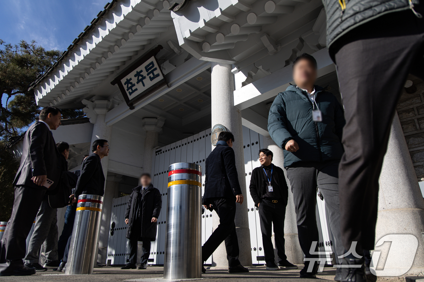 (서울=뉴스1) 이재명 기자 = 22일 청와대 춘추관으로 출입기자들이 들어가고 있다.춘추관은 이날부터 개소했다. 2025.12.22/뉴스1