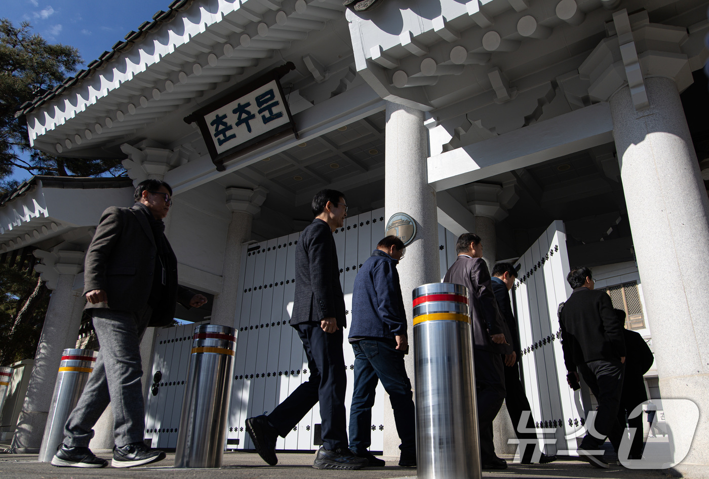 (서울=뉴스1) 이재명 기자 = 22일 청와대 춘추관으로 출입기자들이 들어가고 있다.춘추관은 이날부터 개소했다. 2025.12.22/뉴스1