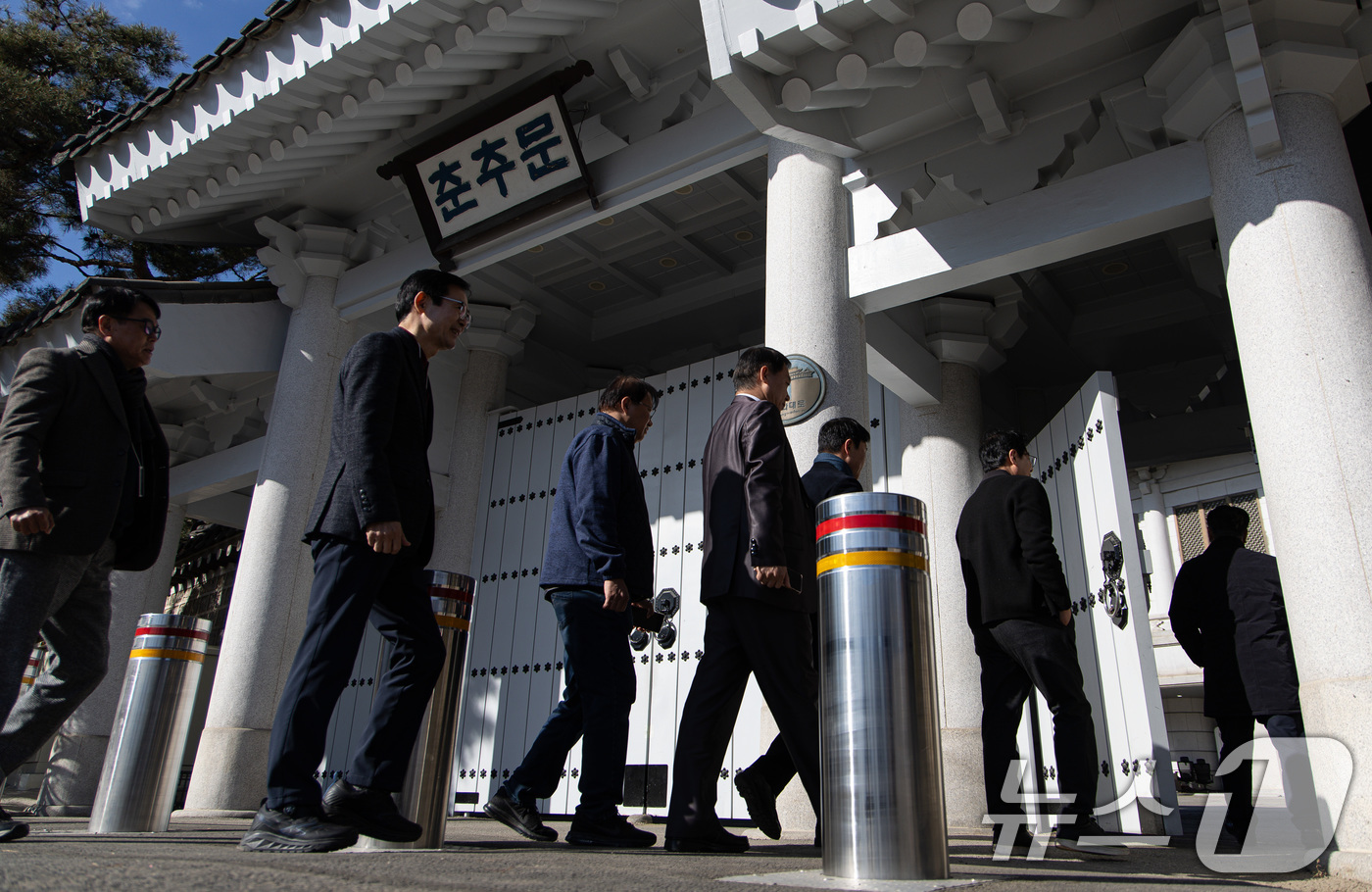 (서울=뉴스1) 이재명 기자 = 22일 청와대 춘추관으로 출입기자들이 들어가고 있다.춘추관은 이날부터 개소했다. 2025.12.22/뉴스1
