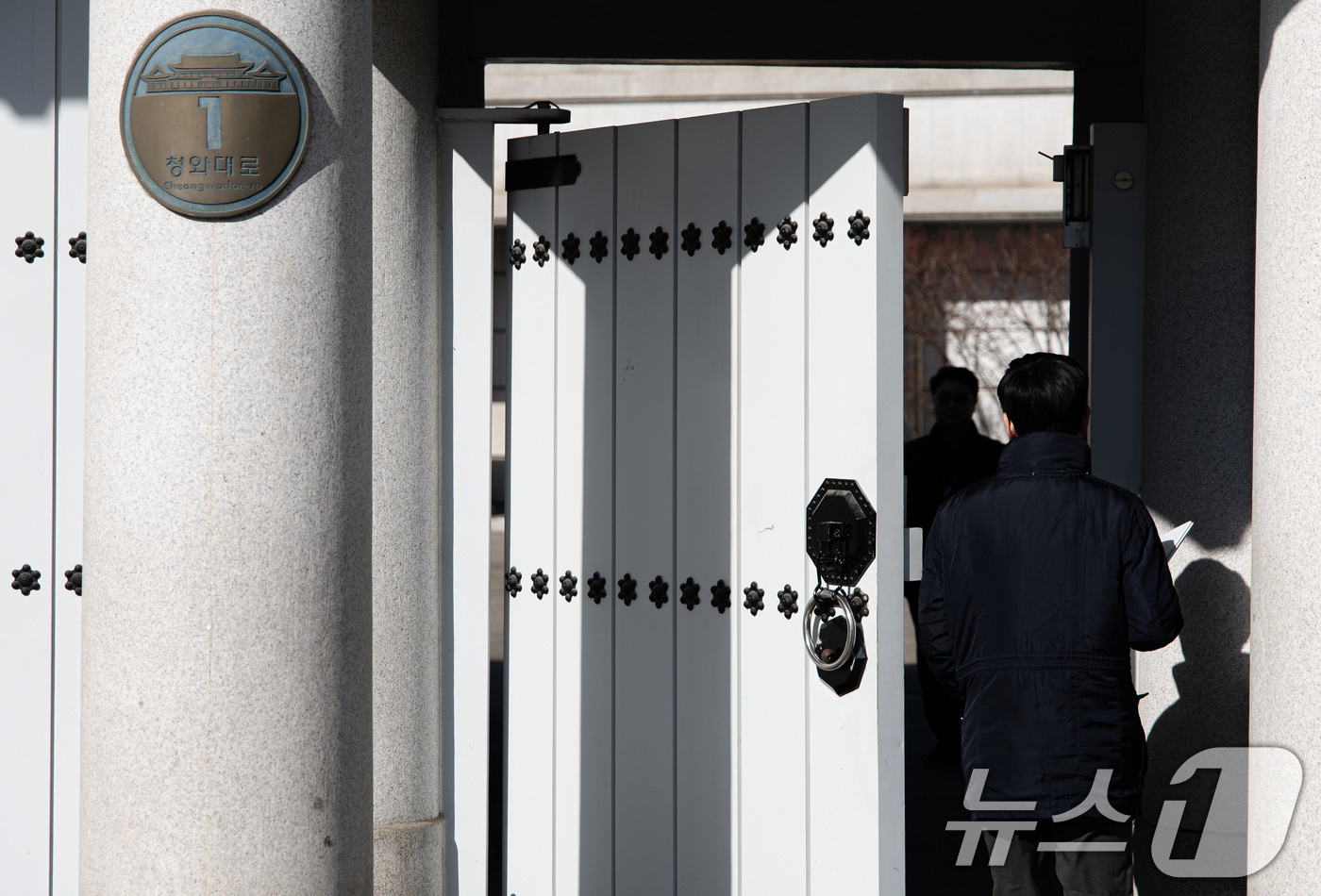 (서울=뉴스1) 이재명 기자 = 22일 청와대 춘추관으로 출입기자들이 들어가고 있다.춘추관은 이날부터 개소했다. 2025.12.22/뉴스1