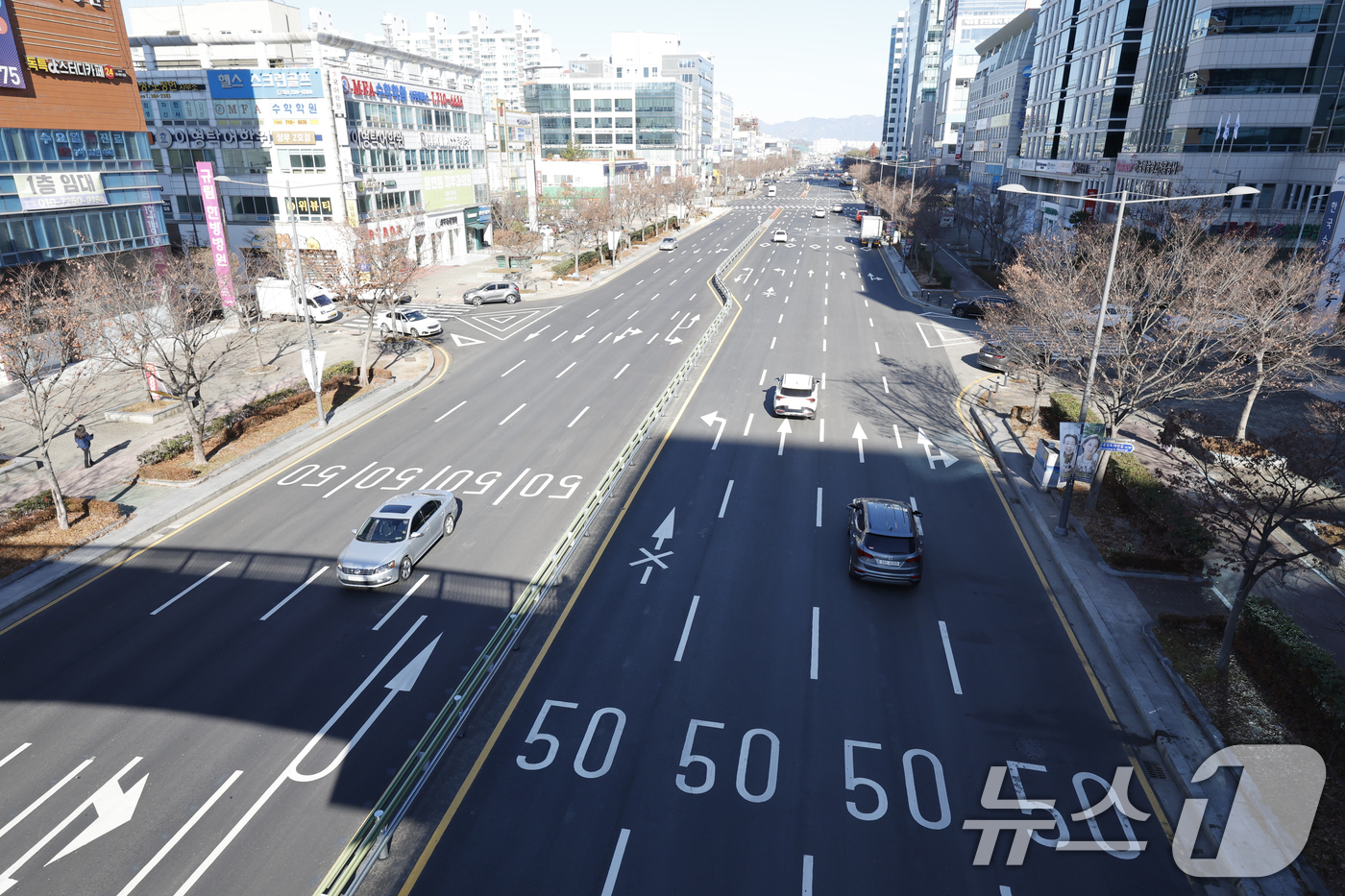 (광주=뉴스1) 김태성 기자 = 22일 광주 지하철 2호선 1단계 1공구 시청~운천저수지 구간 상부도로가 개방돼 차량들이 운행하고 있다. 2025.12.22/뉴스1