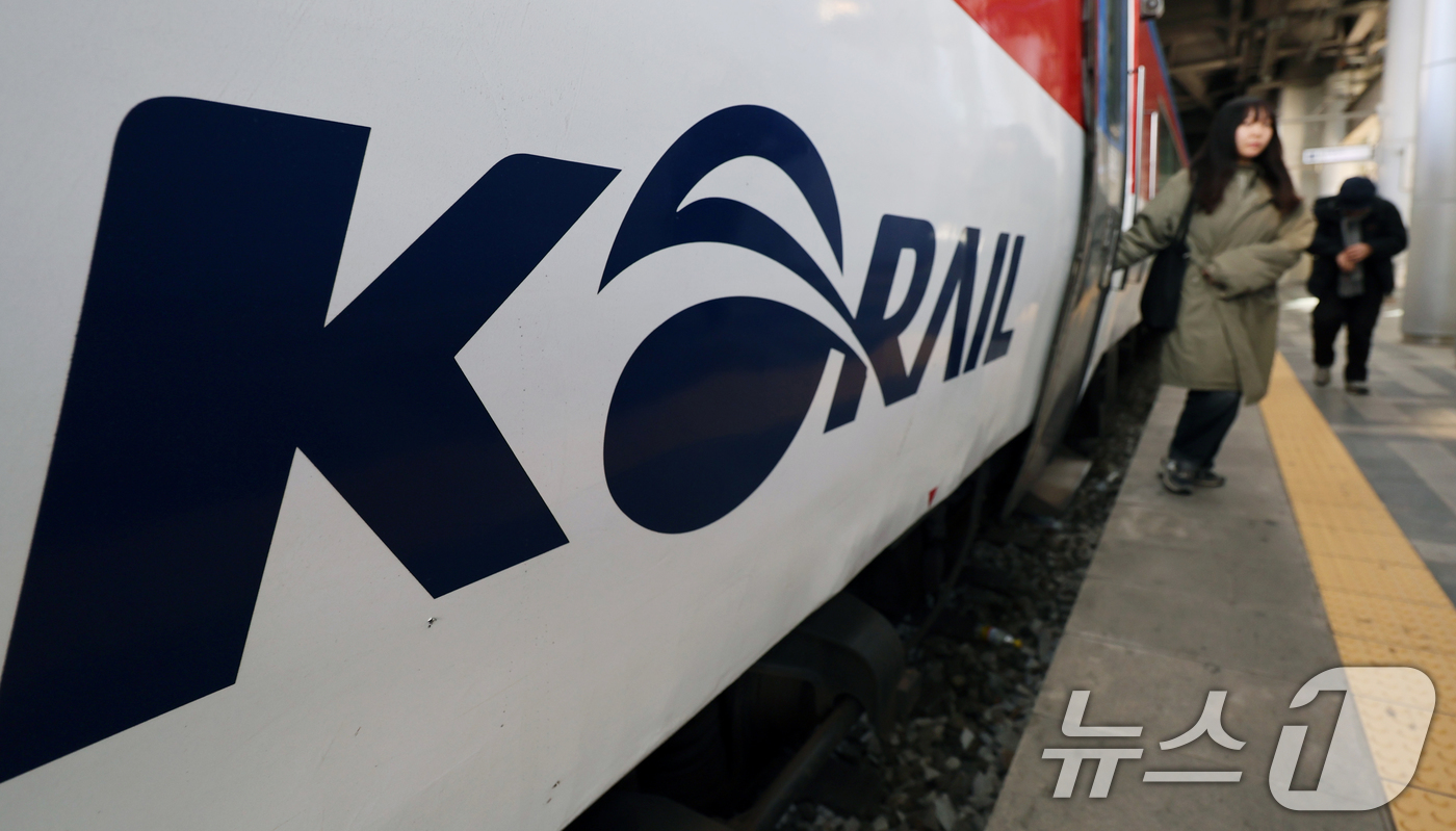 (서울=뉴스1) 황기선 기자 = 전국철도노동조합(철도노조) 총파업을 하루 앞둔 22일 서울역에서 승객들이 열차를 이용하고 있다.코레일은 이번 파업이 현실화될 경우 고속열차는 66. …