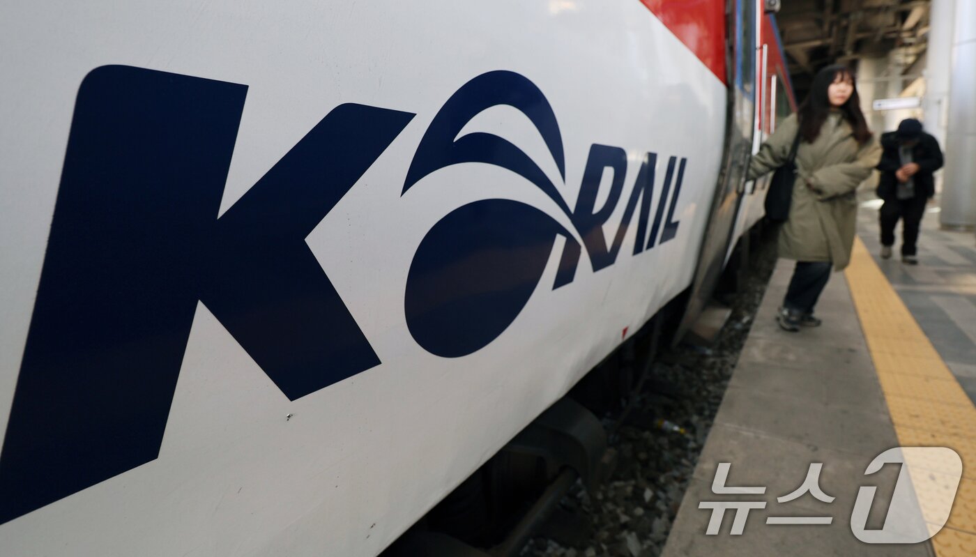 본문 이미지 - 전국철도노동조합(철도노조) 총파업을 하루 앞둔 22일 서울역에서 승객들이 열차를 이용하고 있다.  2025.12.22/뉴스1 ⓒ News1 황기선 기자