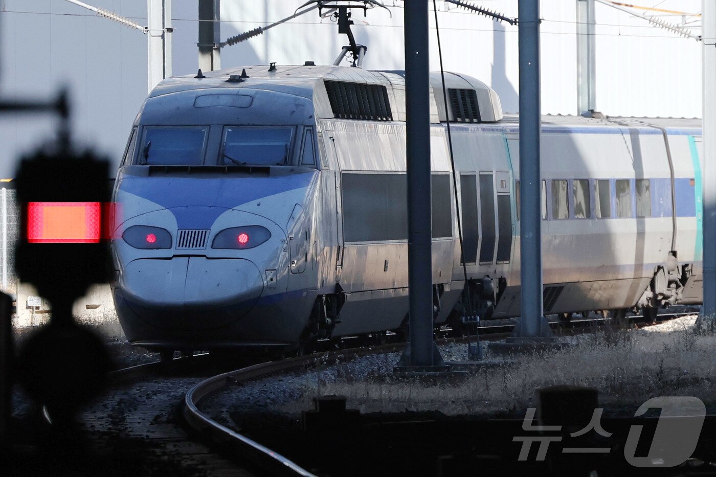 본문 이미지 - 전국철도노동조합(철도노조) 총파업을 하루 앞둔 22일 서울역에서 열차가 이동하고 있다.  2025.12.22/뉴스1 ⓒ News1 황기선 기자