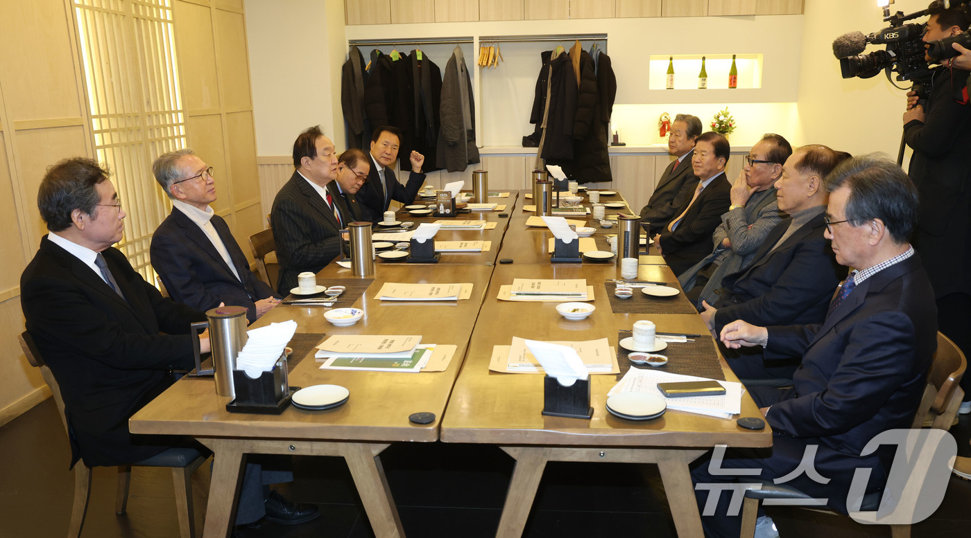 (서울=뉴스1) 이광호 기자 = 정대철 헌정회 회장이 22일 서울 영등포구의 한 음식점에서 열린 여야 전직 국회의장, 국무총리, 당대표 등으로 구성된 '나라를 걱정하는 원로모임' …