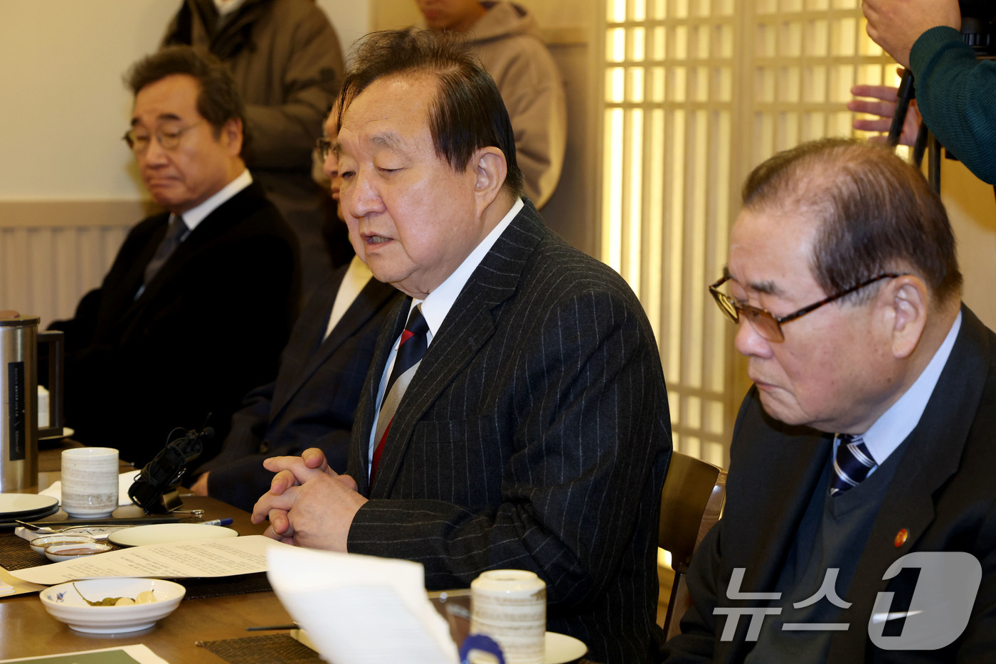 (서울=뉴스1) 이광호 기자 = 정대철 헌정회 회장이 22일 서울 영등포구의 한 음식점에서 열린 여야 전직 국회의장, 국무총리, 당대표 등으로 구성된 '나라를 걱정하는 원로모임' …